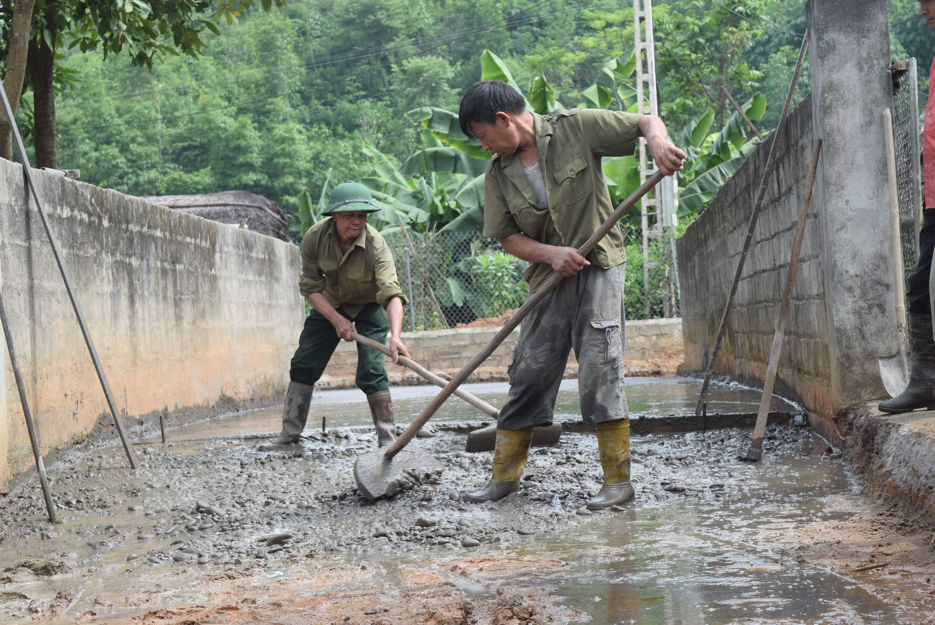 Nhân dân xã Đào Thịnh, huyện Trấn Yên tham gia làm đường giao thông nông thôn.